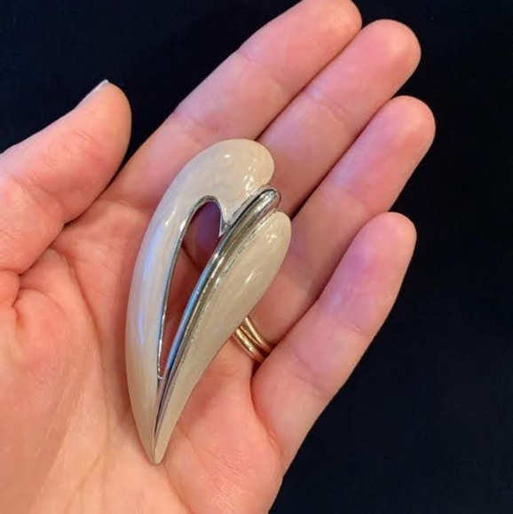 Monet Enamel Leaf Brooch/Pin - Picture 2 of 8